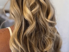 Cabelo com luzes douradas e ondas