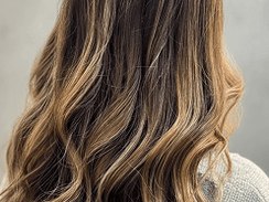 Cabelo longo com Mega Hair e ondas naturais